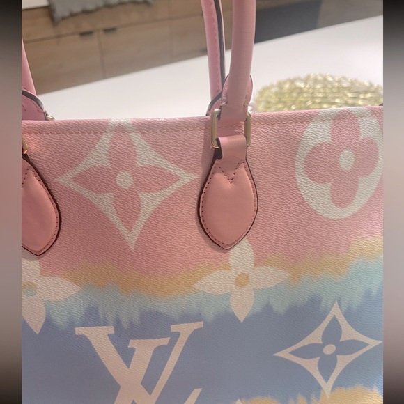 NWOT - 🚨UNAUTHENTICATED Large Tote - Picture 4 of 8